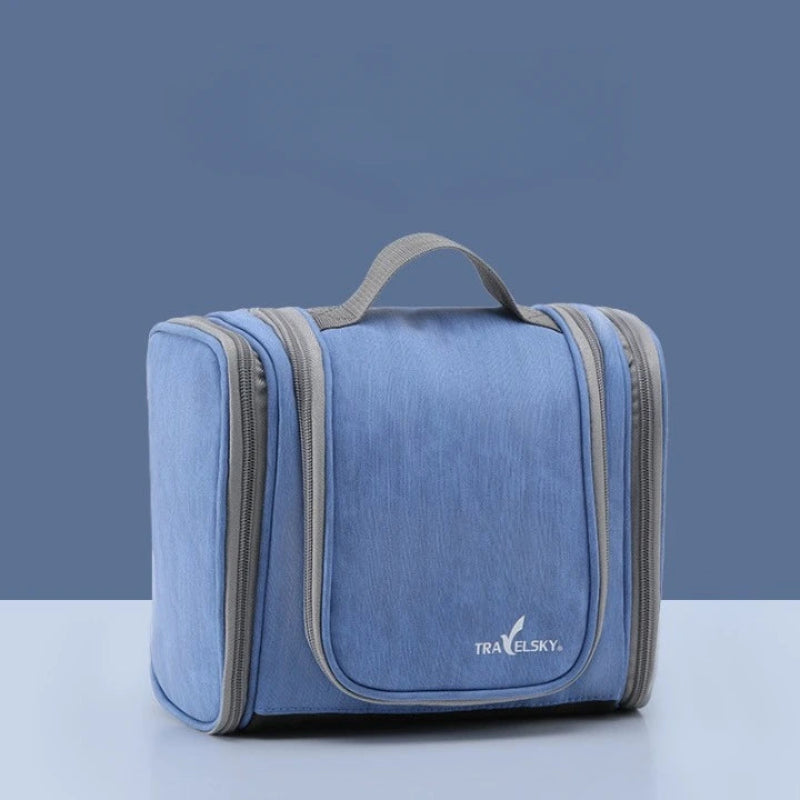 photo de la trousse de toilette bleu marine sur un fond bleu