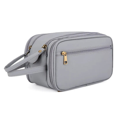 Photo d'une trousse de toilette chic gris clair pris de côté 