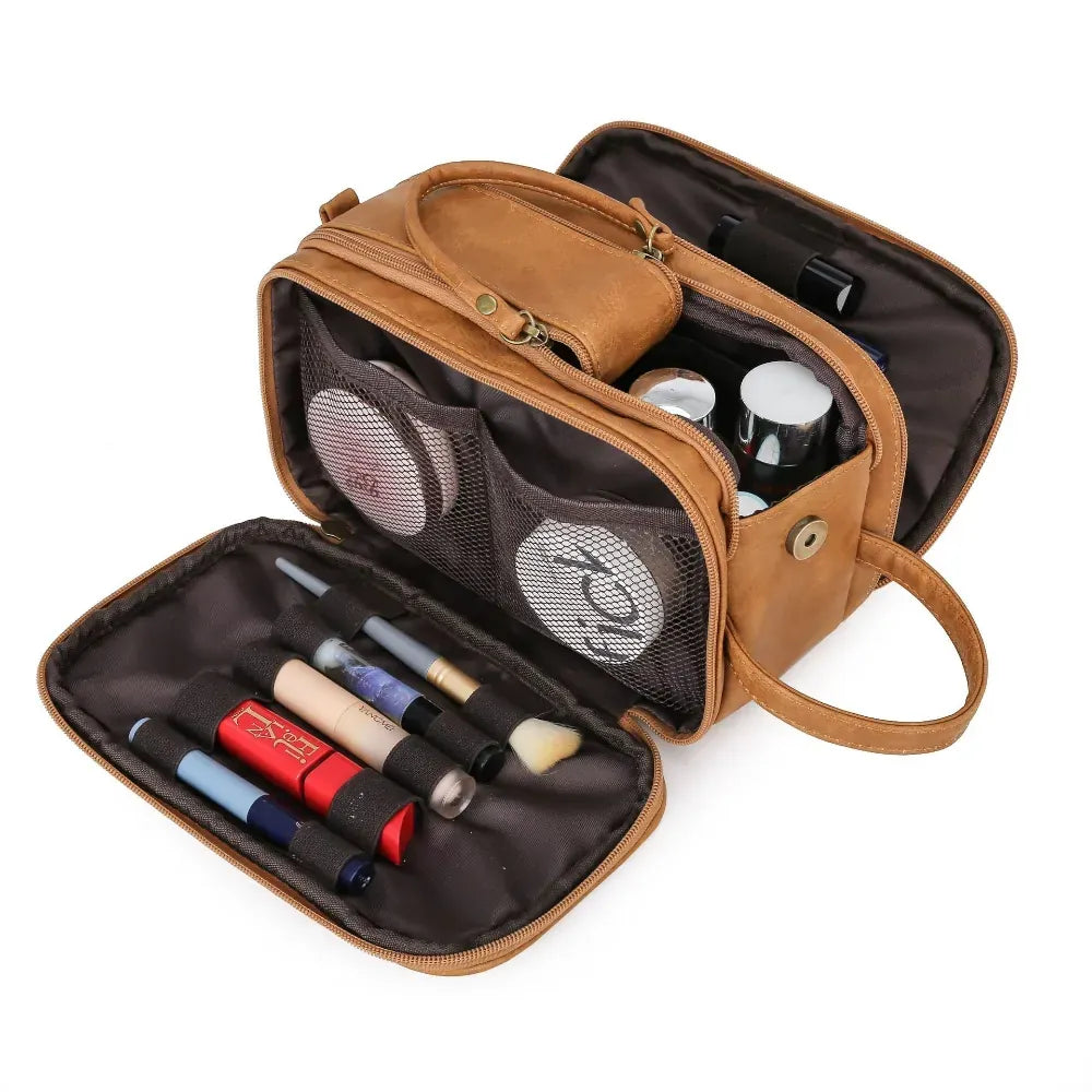 Photo prise de haut de la trousse de toilette chic marron clair
