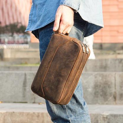 Photo de mannequin avec la trousse de toilette en cuir vintage 