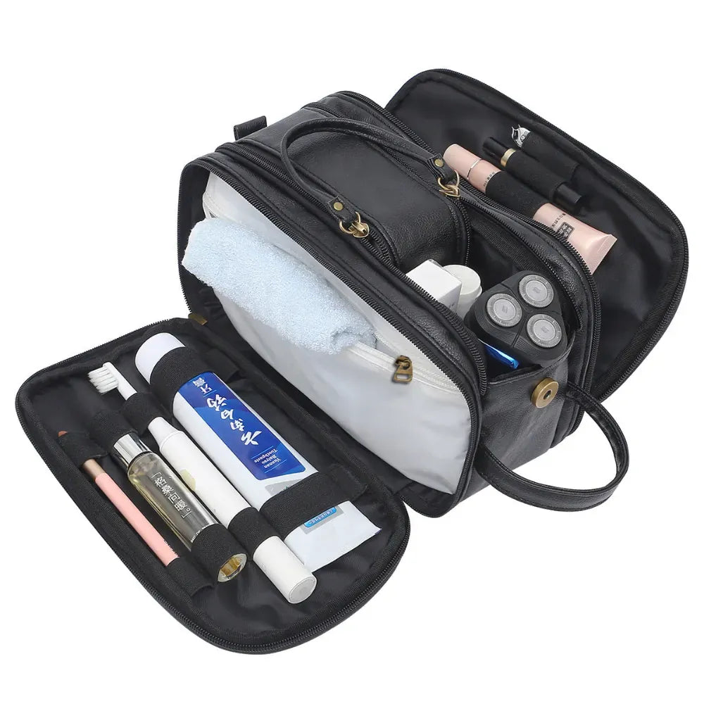 Photo prise de haut d'une trousse de toilette noir montrant les compartiments et les produit à l'intérieur