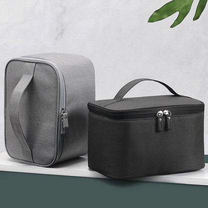 photo des deux trousses de toilette noir et gris