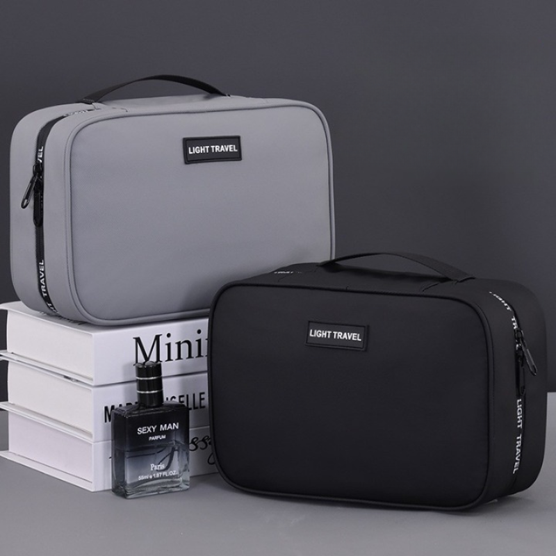 Photo des deux trousse de toilette suspendue noir et gris 