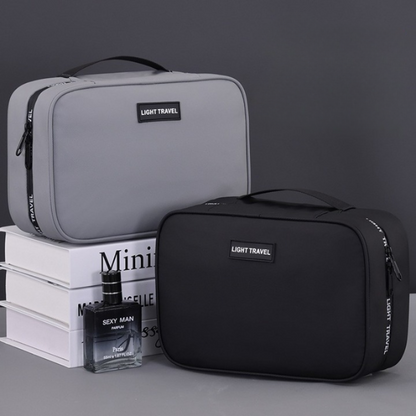 Photo des deux trousse de toilette suspendue noir et gris 
