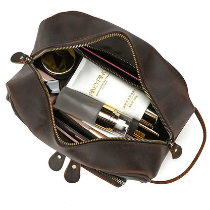 photo de haut de la trousse de toilette ouverte