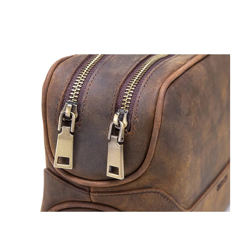 Photo de la fermeture de la trousse de toilette en cuir vintage 